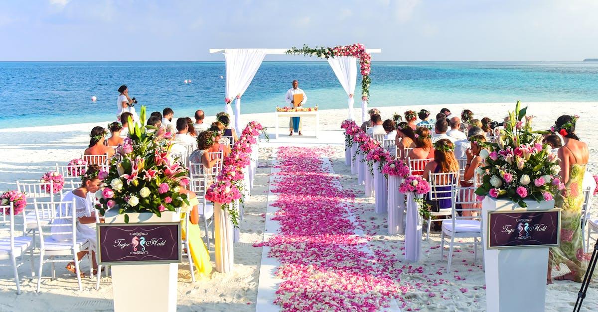 Ceremonie de mariage sur la plage pendant la journee10vpve